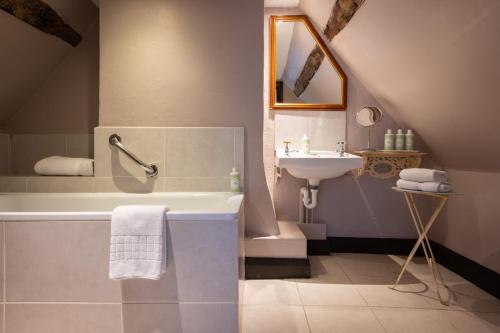 博利厄建筑师别墅酒店的带浴缸和盥洗盆的浴室