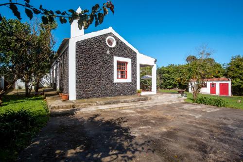 BiscoitosQuinta dos Reis的一座石制教堂,设有红色的门