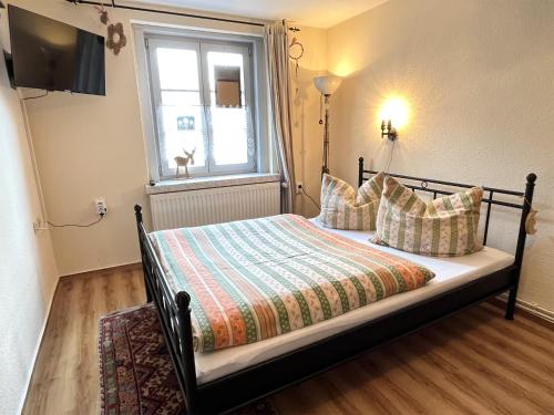 乌埃克尔明德Ferienwohnung Ueckermünde VORP 2131的一间卧室配有一张带窗户的床