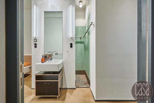 莱比锡casanando prestige Suites - HiFi Erlebnis in Zoo - und Citylage的一间带水槽和淋浴的浴室