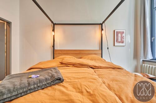莱比锡casanando prestige Suites - HiFi Erlebnis in Zoo - und Citylage的客房内的橙色棉被