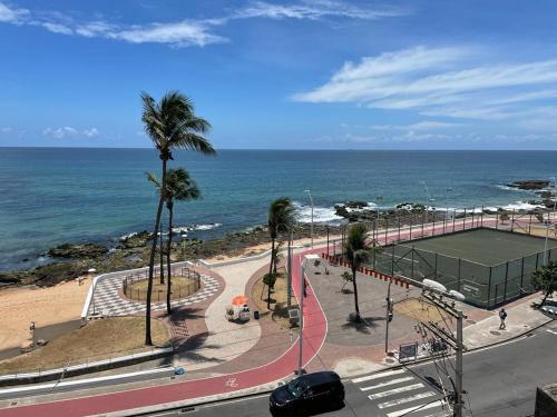 萨尔瓦多Rede Andrade Mar Hotel - Rio Vermelho的海滩旁的网球场
