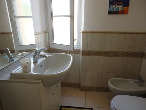 圣特罗佩Villa Playa del Sol - B1e1的一间带水槽和卫生间的浴室