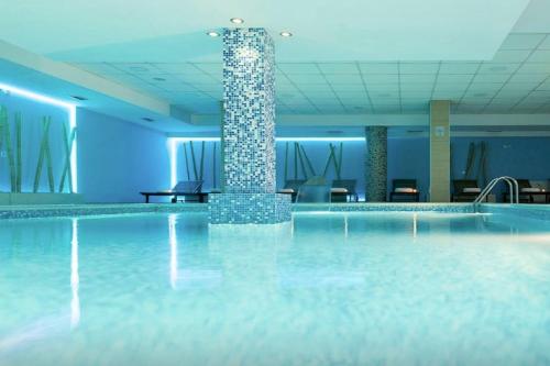 贝尔格莱德Putnik Inn Belgrade的游泳池,位于酒店带游泳池的房间内