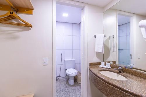 Hotel Golden Park Ribeirão Preto的一间浴室