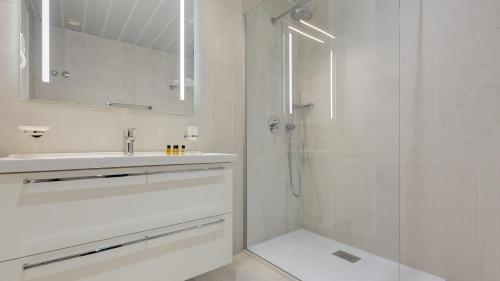 切法卢Mangia's Pollina Resort的白色的浴室设有水槽和淋浴。