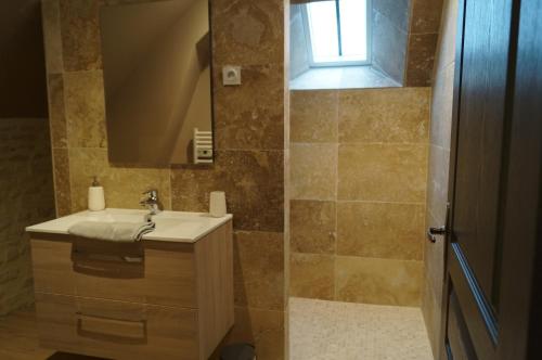 贝叶l'atelier spa的一间带水槽和镜子的浴室