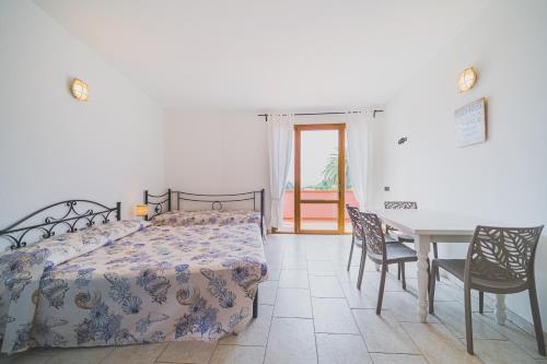 卡波利韦里Residence Villa Rosi的卧室配有一张床和一张桌子及椅子