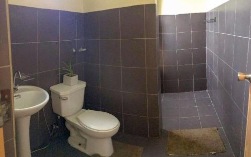 塔比拉兰Kylitas transient house- Bohol的浴室配有卫生间、淋浴和盥洗盆。