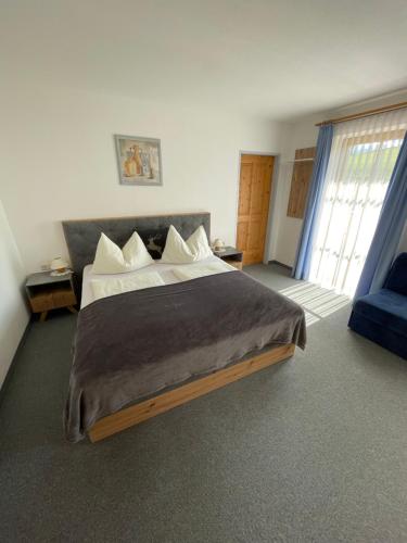 弗拉绍奥巴摩萨之家公寓的一间卧室设有一张大床和一个大窗户