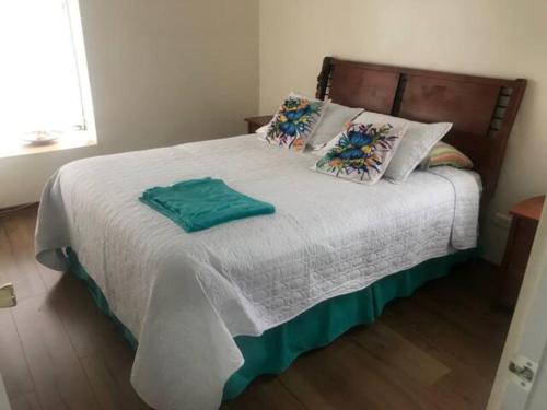 兰卡瓜Hermoso Depto Vista al Valle的卧室配有一张带白色床单和枕头的大床。