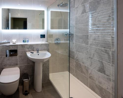 伦敦德里达芬奇酒店 的带淋浴、卫生间和盥洗盆的浴室