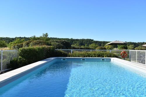 莫内斯捷维基斯酒店的庭院里的一个蓝色海水游泳池