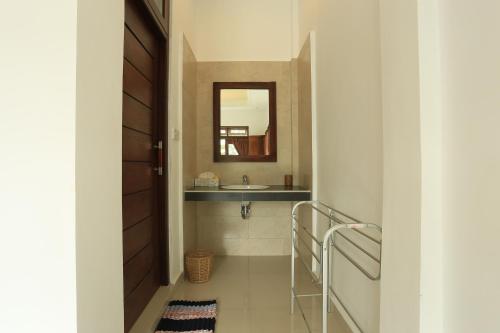 Putra Bisma Guesthouse的一间浴室