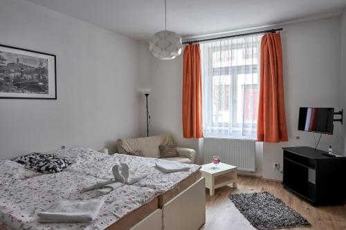 梅尔尼克Krejčovství的一间卧室设有一张大床和一个窗户。