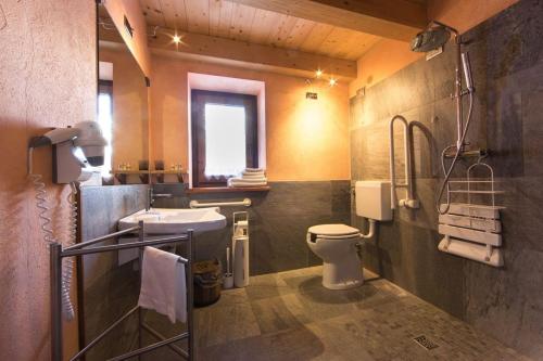 瓦托内切La Luge的一间带卫生间和水槽的浴室