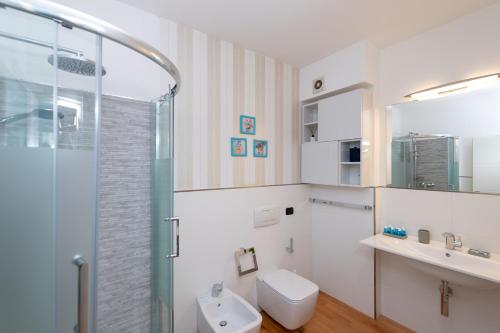 米兰Madeleine apartments - Appartamento di charme的带淋浴、卫生间和盥洗盆的浴室