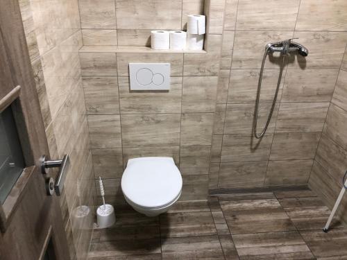 比托福Chata Relax的一间带卫生间和淋浴的浴室