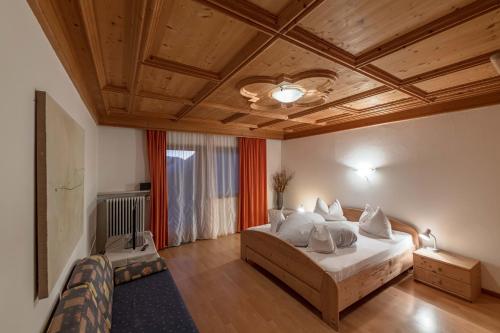 思科纳Pension Apartments Klotznerhof的一间卧室设有一张床和木制天花板