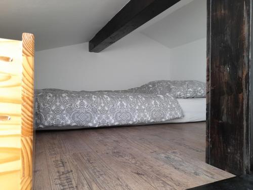 迈内尔茨哈根Haus mit Blick auf den Lister See的木地板客房的一张床位
