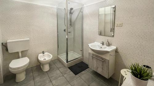 科森扎CinqueStanze的浴室配有卫生间水槽和淋浴。