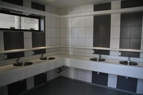 EnscherangeTiny rooms @ camping val d'Or的一间设有三个盥洗盆和镜子的公共浴室
