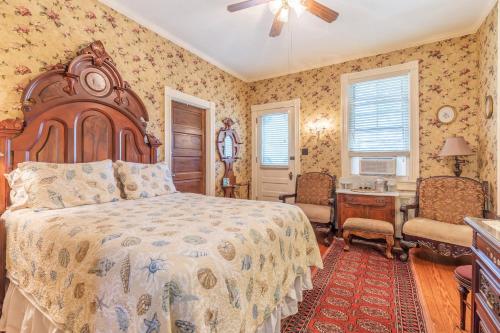 五月岬郡Captain Mey's Inn的卧室配有一张床和一张桌子及椅子