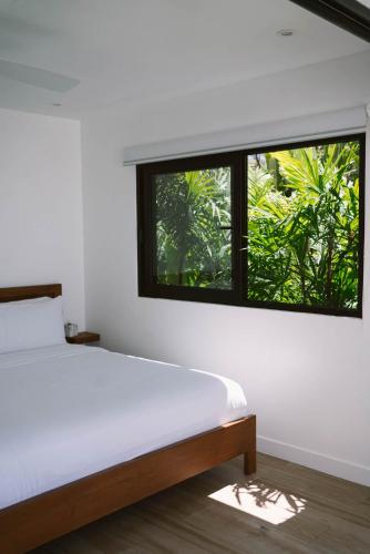 圣塔特蕾莎海滩Sky House Santa Teresa - Adults only的一间卧室设有一张床和一个大窗户