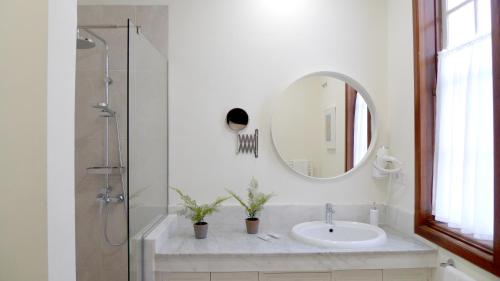 拉拉古纳Nava Suites的一间带水槽和镜子的浴室