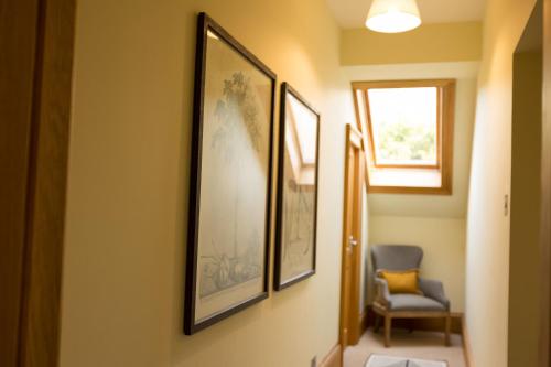 LybsterAlbion House- Highlands的走廊上墙上有三幅画,还有一把椅子