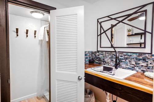 科纳Kona Islander Inn # 219的一间带水槽和镜子的浴室