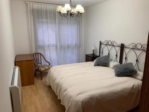 费莱乔萨Apartamento Fele con garaje的一间卧室配有一张大床和两个枕头