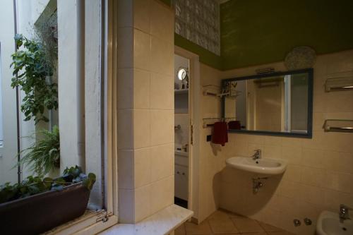 帕尔马Appartamento moderno a 2 passi dal Duomo di Parma的一间带水槽和镜子的浴室