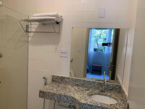 乌贝兰迪亚UDIHOSTEL HOSPEDAGEN的一间带水槽和镜子的浴室