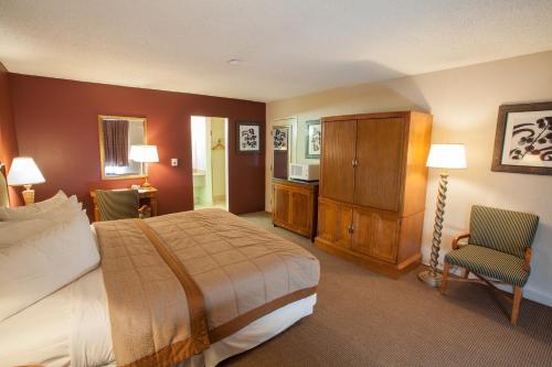 拉斯维加斯航空酒店的一间卧室配有一张床、一张桌子和一把椅子
