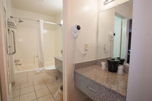 拉斯维加斯航空酒店的一间带卫生间的浴室和墙上的一部电话