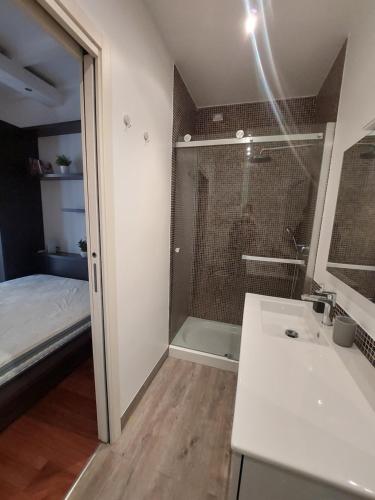 米兰Perfect Place in Porta Venezia的带淋浴、盥洗盆和浴缸的浴室