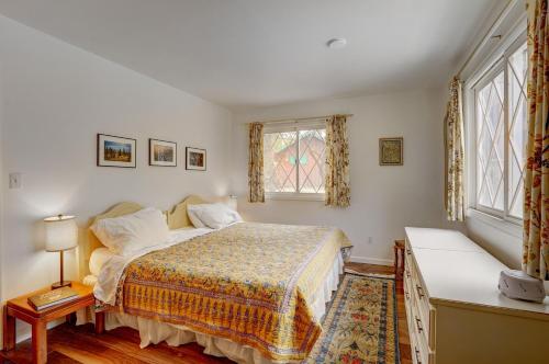 埃斯蒂斯帕克Fall River Casita的一间卧室设有一张床和一个窗口
