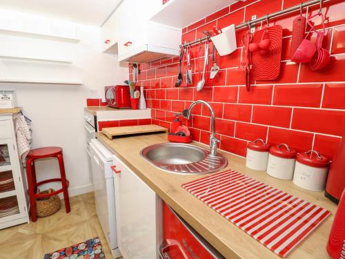 桑当White Haven的一个带水槽和红砖墙的厨房