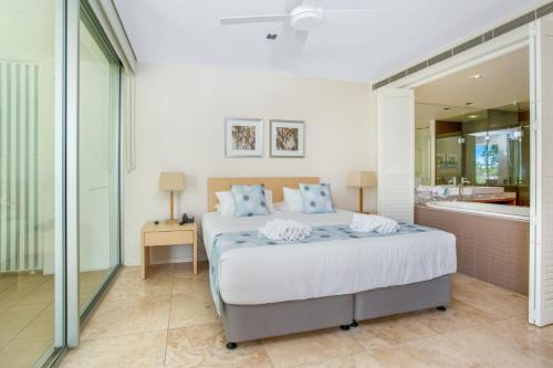 彩虹海滩Unit 3 Plantation Resort Rainbow Beach的一间卧室配有一张床和浴缸