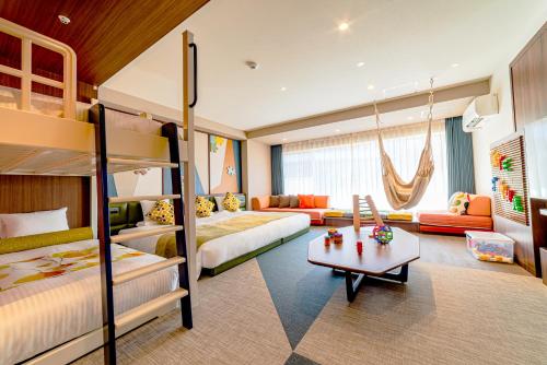 茅野蓼科泰基诺余温泉大酒店的一间带两张双层床的卧室和一间客厅