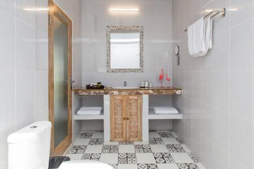 塞米亚克Villa Orked 1的一间带水槽和镜子的浴室