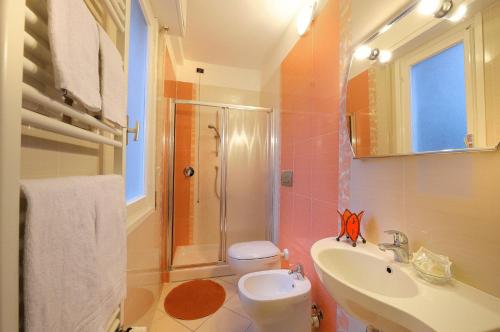 阿尔玛·迪·塔吉亚阿尔马餐厅酒店的带淋浴、卫生间和盥洗盆的浴室