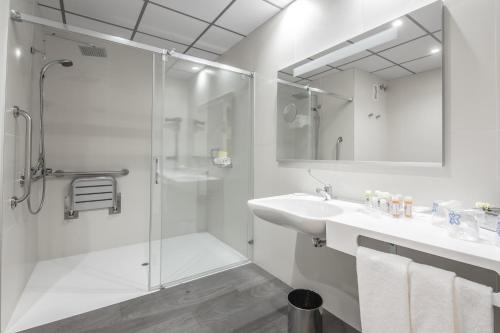 加的斯蒙泰波尔塔提亚拉酒店的带淋浴和盥洗盆的白色浴室