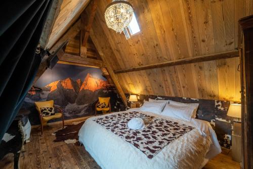 康庞A Nouste chambres d'hotes et gite ONLY ADULTS的卧室配有木制天花板上的床铺
