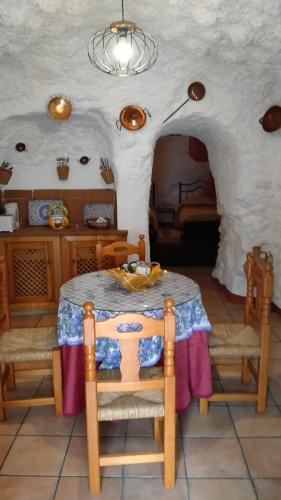 莫纳奇尔Casa Cueva Sierra Nevada - Monachil的一间带桌子和椅子的用餐室