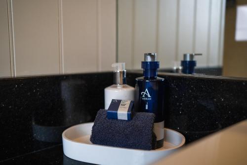 洛欣弗经典英国因弗住宿酒店的浴室柜台配有2瓶肥皂和水槽