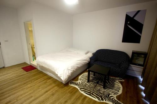 丰原区丰原绿自助民宿的一间小卧室,配有一张床和一把椅子