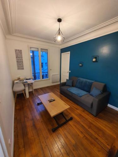圣芒代Un appartement authentique à deux pas de Paris .的客厅配有沙发和桌子