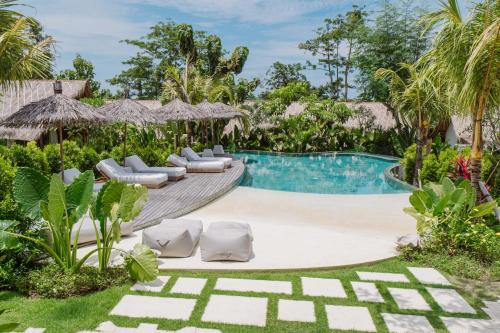 乌鲁瓦图Gypsea Bali的一个带躺椅的游泳池以及度假村